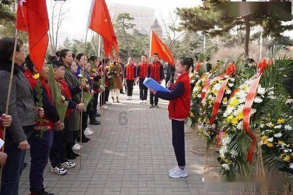 6位伴娘穿军装为新娘盖头纱,踢正步敬礼新娘险泪目:退役5年天南海北赶来